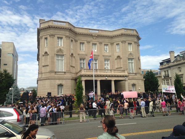 En nuestra embajada en Washington se realizó el acto oficial de izamiento de la bandera nacional, presidido por el canciller Bruno Rodríguez